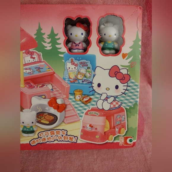 EXCLUSIVE - Hello Kitty & Dear Daniel Officially Licensed My Camper Playset - Picture 4 of 11